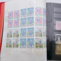 Lot massif de timbres de Monaco neufs et oblitérés en 6 albums.