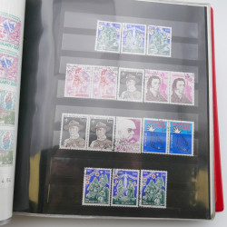 Lot massif de timbres de Monaco neufs et oblitérés en 6 albums.