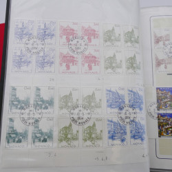 Lot massif de timbres de Monaco neufs et oblitérés en 6 albums.