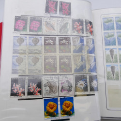 Lot massif de timbres de Monaco neufs et oblitérés en 6 albums.