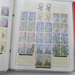 Lot massif de timbres de Monaco neufs et oblitérés en 6 albums.