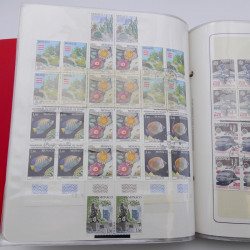 Lot massif de timbres de Monaco neufs et oblitérés en 6 albums.