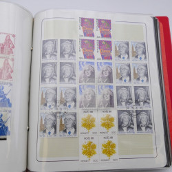 Lot massif de timbres de Monaco neufs et oblitérés en 6 albums.