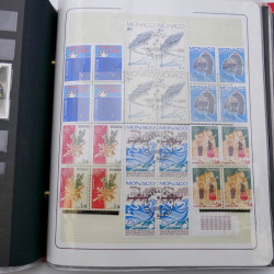Lot massif de timbres de Monaco neufs et oblitérés en 6 albums.