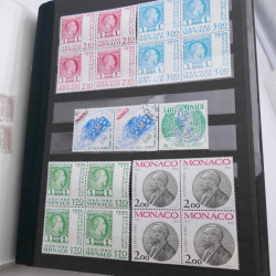 Lot massif de timbres de Monaco neufs et oblitérés en 6 albums.