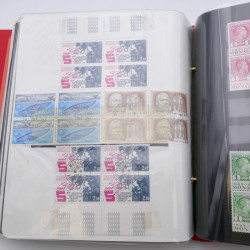 Lot massif de timbres de Monaco neufs et oblitérés en 6 albums.