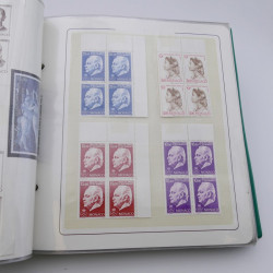 Lot massif de timbres de Monaco neufs et oblitérés en 6 albums.