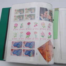 Lot massif de timbres de Monaco neufs et oblitérés en 6 albums.