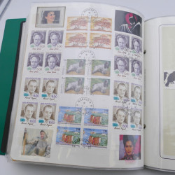 Lot massif de timbres de Monaco neufs et oblitérés en 6 albums.