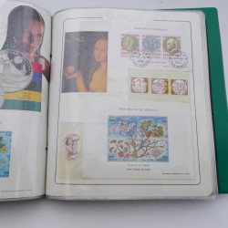 Lot massif de timbres de Monaco neufs et oblitérés en 6 albums.