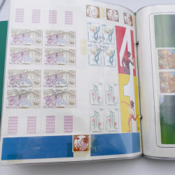 Lot massif de timbres de Monaco neufs et oblitérés en 6 albums.