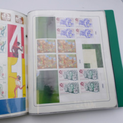 Lot massif de timbres de Monaco neufs et oblitérés en 6 albums.