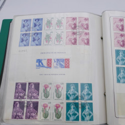 Lot massif de timbres de Monaco neufs et oblitérés en 6 albums.