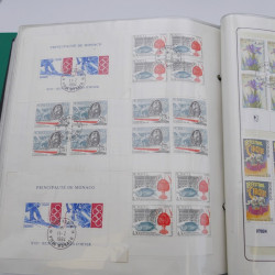 Lot massif de timbres de Monaco neufs et oblitérés en 6 albums.