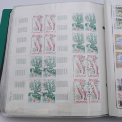Lot massif de timbres de Monaco neufs et oblitérés en 6 albums.