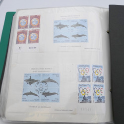 Lot massif de timbres de Monaco neufs et oblitérés en 6 albums.