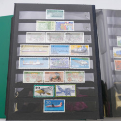 Lot massif de timbres d'Allemagne neufs et oblitérés en 6 albums.