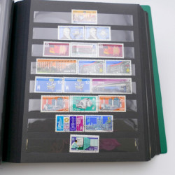 Lot massif de timbres d'Allemagne neufs et oblitérés en 6 albums.