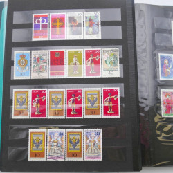 Lot massif de timbres d'Allemagne neufs et oblitérés en 6 albums.