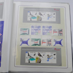 Lot de timbres de Pays-Bas neufs et oblitérés en 2 albums.