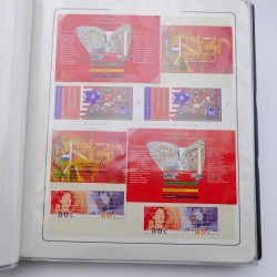 Lot de timbres de Pays-Bas neufs et oblitérés en 2 albums.