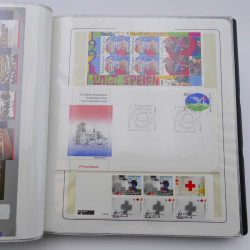 Lot de timbres de Pays-Bas neufs et oblitérés en 2 albums.