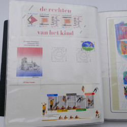 Lot de timbres de Pays-Bas neufs et oblitérés en 2 albums.
