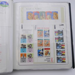 Lot de timbres de Pays-Bas neufs et oblitérés en 2 albums.