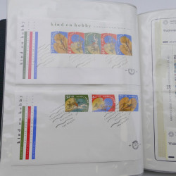 Lot de timbres de Pays-Bas neufs et oblitérés en 2 albums.