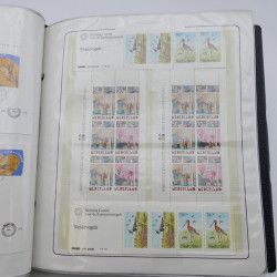 Lot de timbres de Pays-Bas neufs et oblitérés en 2 albums.