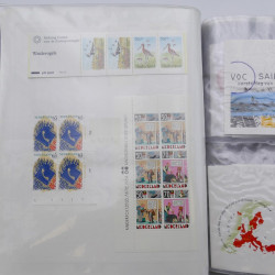 Lot de timbres de Pays-Bas neufs et oblitérés en 2 albums.