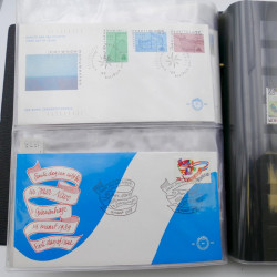 Lot de timbres de Pays-Bas neufs et oblitérés en 2 albums.