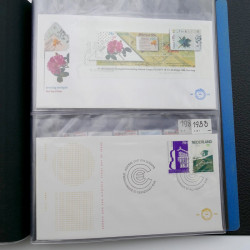 Lot de timbres de Pays-Bas neufs et oblitérés en 2 albums.