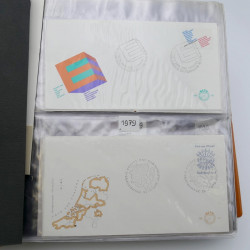 Lot de timbres de Pays-Bas neufs et oblitérés en 2 albums.
