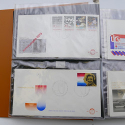 Lot de timbres de Pays-Bas neufs et oblitérés en 2 albums.