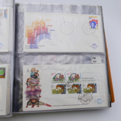 Lot de timbres de Pays-Bas neufs et oblitérés en 2 albums.