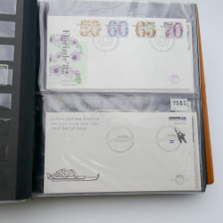 Lot de timbres de Pays-Bas neufs et oblitérés en 2 albums.