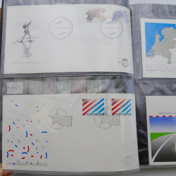 Lot de timbres de Pays-Bas neufs et oblitérés en 2 albums.