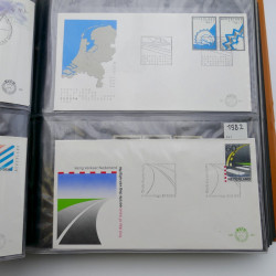 Lot de timbres de Pays-Bas neufs et oblitérés en 2 albums.