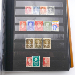 Lot de timbres de Pays-Bas neufs et oblitérés en 2 albums.