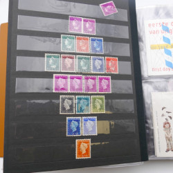 Lot de timbres de Pays-Bas neufs et oblitérés en 2 albums.