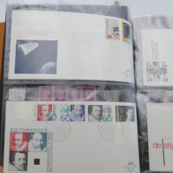 Lot de timbres de Pays-Bas neufs et oblitérés en 2 albums.