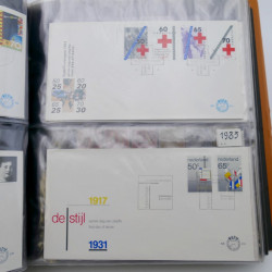 Lot de timbres de Pays-Bas neufs et oblitérés en 2 albums.