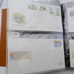 Lot de timbres de Pays-Bas neufs et oblitérés en 2 albums.