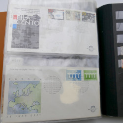 Lot de timbres de Pays-Bas neufs et oblitérés en 2 albums.