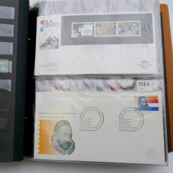 Lot de timbres de Pays-Bas neufs et oblitérés en 2 albums.