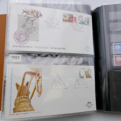 Lot de timbres de Pays-Bas neufs et oblitérés en 2 albums.