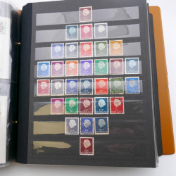 Lot de timbres de Pays-Bas neufs et oblitérés en 2 albums.
