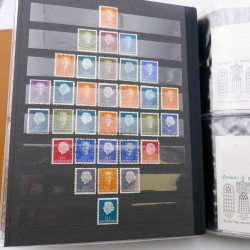 Lot de timbres de Pays-Bas neufs et oblitérés en 2 albums.