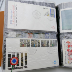 Lot de timbres de Pays-Bas neufs et oblitérés en 2 albums.